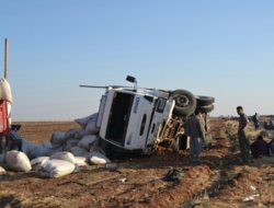 Saman yüklü kamyon devrildi