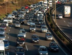 TEM'de ağaçta asılı ceset trafiği kilitledi