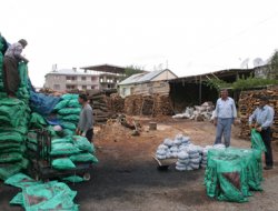 Vanlı kömürcüler eski işlerini mumla arıyor