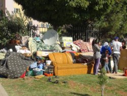 Ev kirasını ödeyemeyen aile sokağa atıldı