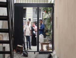 Sokağın ortasına kapı yaptılar