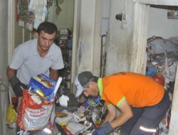 Mersin'de bir evden kamyon dolusu çöp çıktı