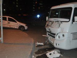 Otomobil ile öğrenci servisi çarpıştı