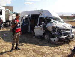 TIR ile yolcu minibüsü çarpıştı: 9 yaralı (yenilendi)