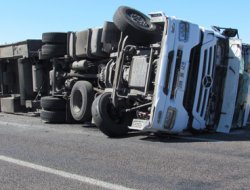 Otomobile çarpan TIR devrildi