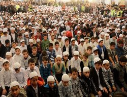 Binlerce Çocuk Aynı Anda Namaza Başladı