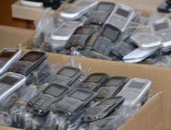 Viranşehir'de kaçak cep telefonu operasyonu