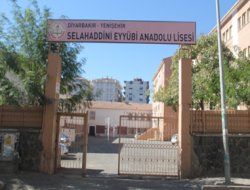 Diyarbakır'da okula ses bombası atıldı