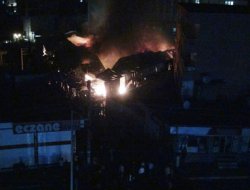 PKK'liler Cizre'de semt pazarı yaktı