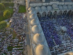 Müslümanlar, Bayram Namazına Sultanahmet'e Gidiyor