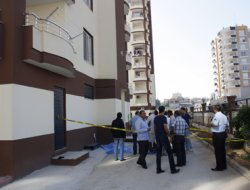 Temizlediği pencereden düşen kadın öldü