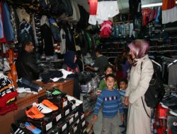 Vanlı STK'lar yetimleri giydirdi