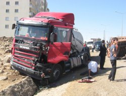 İdil'de TIR ile traktör çarpıştı: 3 yaralı