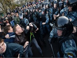 Moskova'da ırkçı gösteriye polis müdahale etti