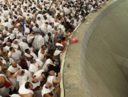 Hacılar şeytan taşladı