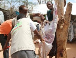 Avrupa hayır kafilesinden Afrika'da kurban dağıtımı