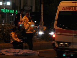 Karşıya geçmeye çalışan 2 kişi taksinin altında kaldı