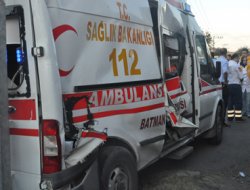 Tren ambulansa çarptı