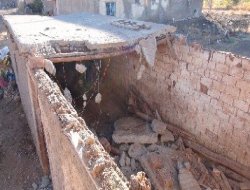 Yıktığı duvarın altında kaldı