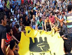 Mısır`da, Öğrenci Gösterileri Sürüyor