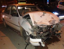 Otomobil ambulansla çarpıştı