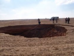 Konya'da 17 metre uzunluğunda obruk oluştu