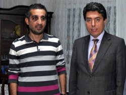 Vali, şiddete uğrayan eğitimciyi evinde ziyaret etti