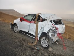 Beşiri’de gelin arabası şarampole yuvarlandı