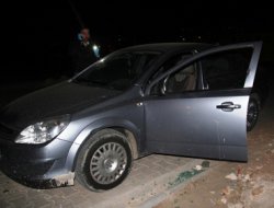 Arabanın camını kırarak 3 bin TL çaldılar