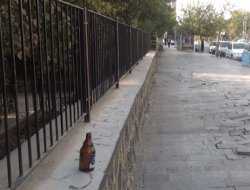 Okulların önüne bırakılan içki şişeleri velileri rahatsız ediyor