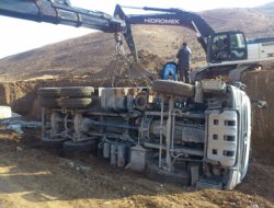 Çamura saplanan kamyon yan yattı