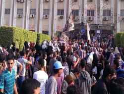 Ezher öğrencileri rektörlüğe el koydu