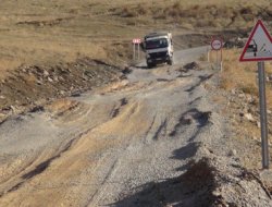 Bir yıllık köy yolu kullanılmaz hale geldi