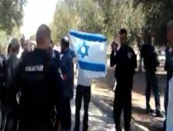Yahudiler Mescid-i Aksa`nın Avlusunda İsrail Bayrağı Açtı