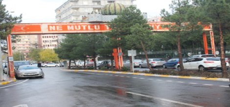 Diyarbakır'da "Ne Mutlu Türküm Diyene" yazılı tabela kaldırıldı
