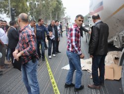 Karşıya geçmek isterken TIR'ın altında kaldı