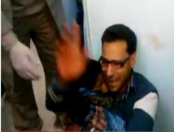 Oğlunun Cesedini Saatlerce Kucağında Taşıdı VİDEO