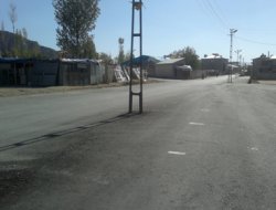 Yolun ortasına kalan direkler tehlike saçıyor!