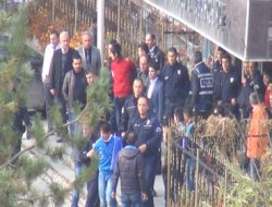 Adliye çıkışında 2 aile birbirine girdi