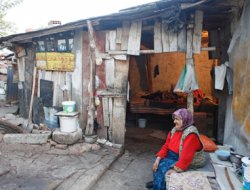 Yaşlı çift yardım bekliyor