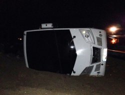 Polisleri taşıyan minibüs kaza yaptı: 8 yaralı