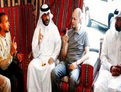 İşaret dilini kullanarak Müslüman oldu