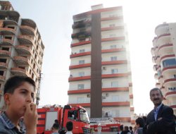 Çakmakla oynadı, evi kül etti