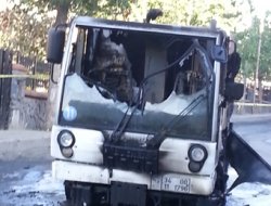 İstanbul' da aniden alev alan araç tamamen yandı