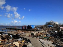 Filipinler'e gönderilen yardımlar dağıtılıyor