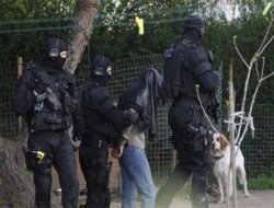 Irkçı saldırılarla ilgili 2 kişi tutuklandı