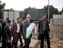 Filistin Başbakanı, torununu böyle taşıdı