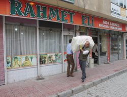 Evi yanan aileye Rahmet Eli sahip çıktı