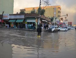 Silopi'de caddeler göle döndü