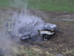 Şarampole yuvarlanan araç alev alev yandı, 3 yaralı